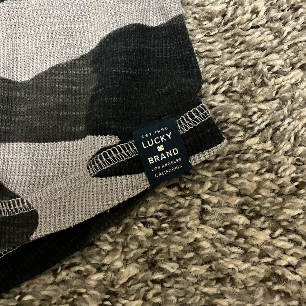 Lucky Brand Gray and Black Camo Top Size Large NWOT - Picture 2 of 4